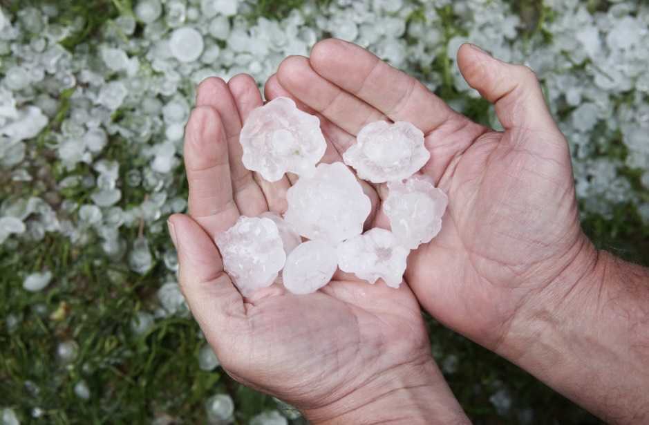 Ice cubes in Hand